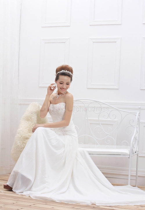 Elegant A-Line/princess Strapless Chapel Train Lace Chiffon Wedding Dresse